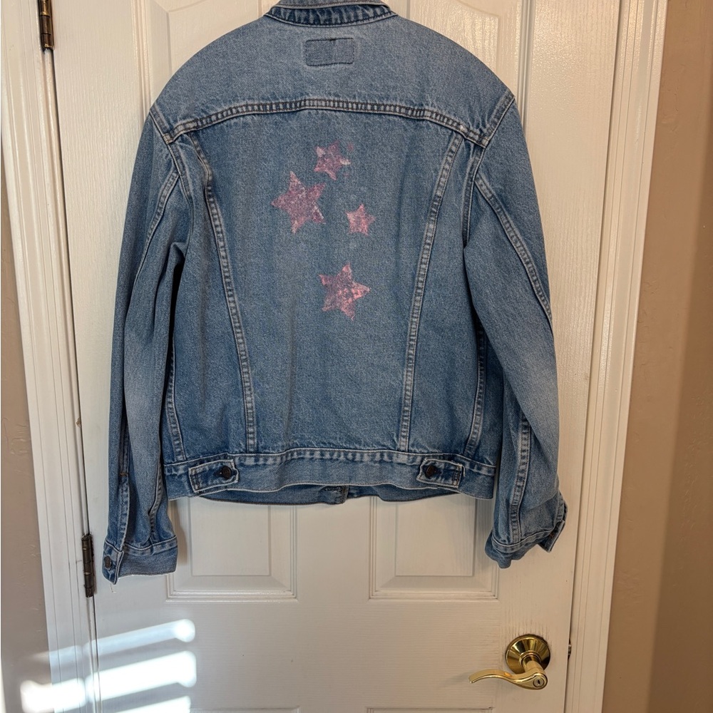 Levi's Denim Cropped Jacket with Pink Painted Stars Size 42 - Picture 2 of 15